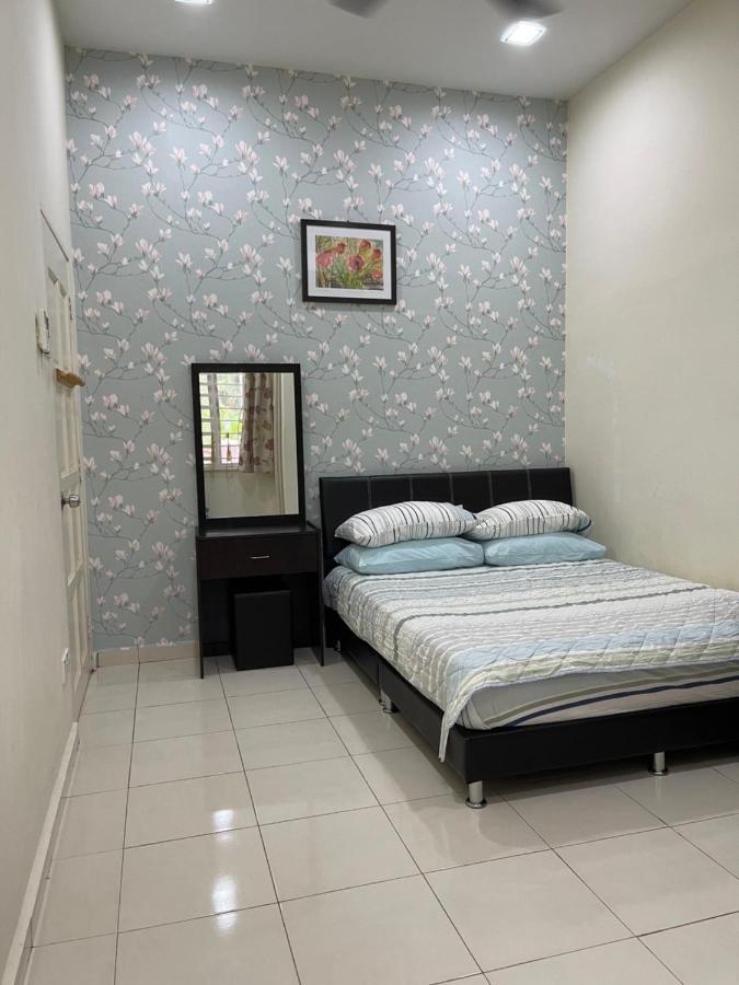 קמפונג קואלה בסוט Magnolia 1 Homestay מראה חיצוני תמונה